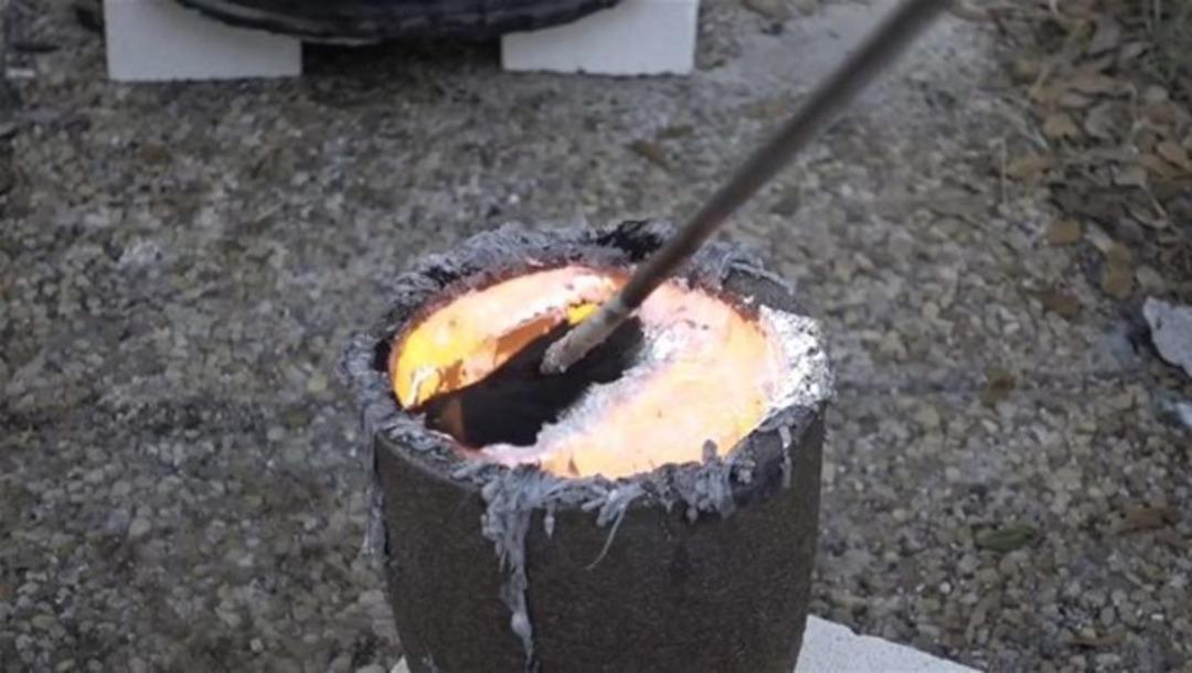 iPhone'u al&uuml;minyuma attı 