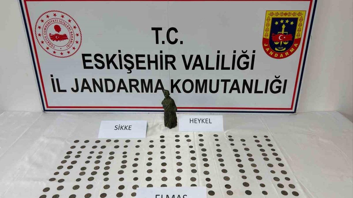 Jandarma tarihi eser değerinde 1 elmas, 1 heykel ve 194 bronz sikke ele geçirdi, şüpheli tutuklandı - Güncel Haberler