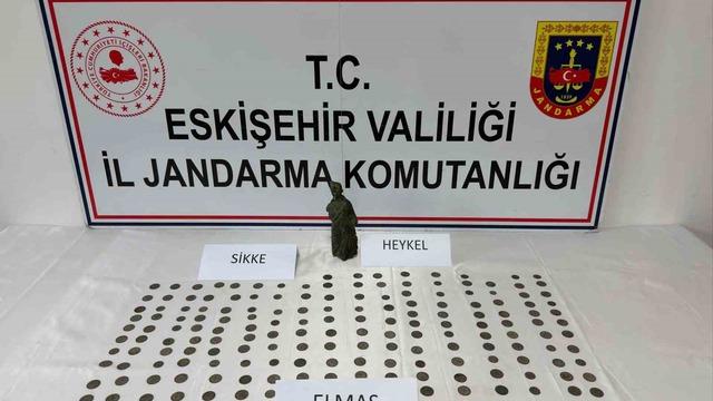 Jandarma tarihi eser değerinde 1 elmas, 1 heykel ve 194 bronz sikke ele geçirdi, şüpheli tutuklandı