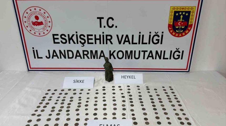 Jandarma tarihi eser değerinde 1 elmas, 1 heykel ve 194 bronz sikke ele ge&ccedil;irdi, ş&uuml;pheli tutuklandı