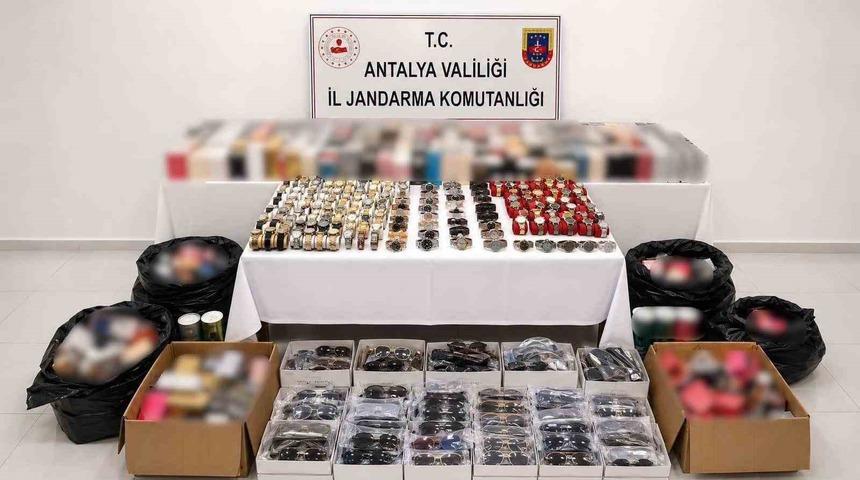 Manavgat&rsquo;ta 4 milyon 350 bin liralık g&uuml;mr&uuml;k ka&ccedil;ağı &uuml;r&uuml;n ele ge&ccedil;irildi