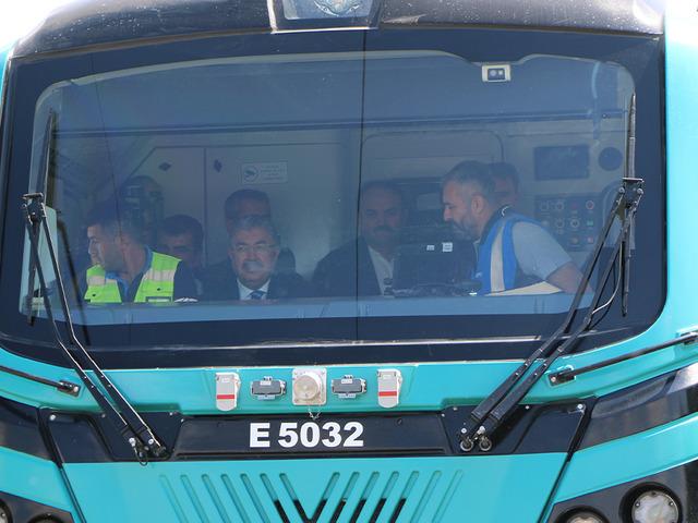 Eskişehir Valisi Yılmaz, yerli ve milli elektrikli ana hat lokomotifi E5000'i kullandı