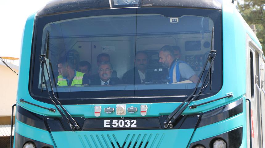 Eskişehir Valisi Yılmaz, yerli ve milli elektrikli ana hat lokomotifi E5000'i kullandı