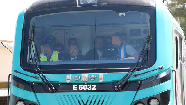 Eskişehir Valisi Yılmaz, yerli ve milli elektrikli ana hat lokomotifi E5000'i kullandı