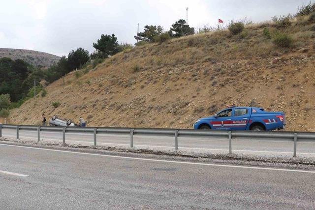 Takla atan otomobildeki 2 kişi &ouml;l&uuml;mden d&ouml;nd&uuml; 2
