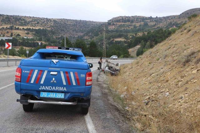 Takla atan otomobildeki 2 kişi &ouml;l&uuml;mden d&ouml;nd&uuml; 1