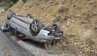 Takla atan otomobildeki 2 kişi &ouml;l&uuml;mden d&ouml;nd&uuml;