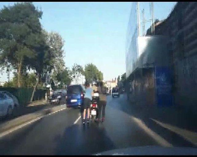 Patenli gençlerin motosiklete tutunarak yaptığı tehlikeli yolculuk kamerada