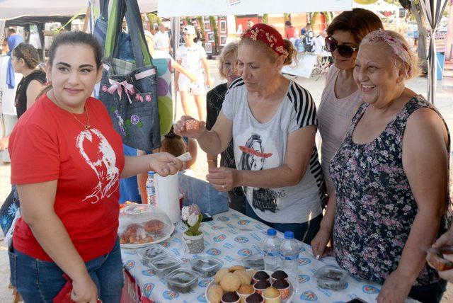 Yaptıkları yiyecekleri satıp 11 öğrenciye burs sağlıyorlar