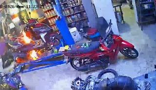 Motosiklet tamirhanesinde ilgin&ccedil; anlar