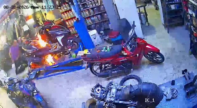 Tamir sırasında alev alan motosikletteki yangını üfleyerek söndürdü; o anlar kamerada 4