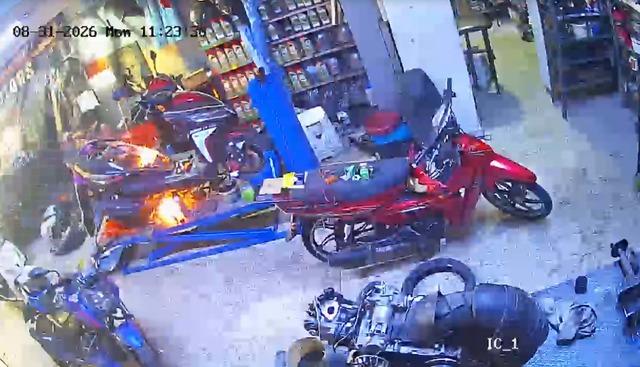 Tamir sırasında alev alan motosikletteki yangını üfleyerek söndürdü; o anlar kamerada 2