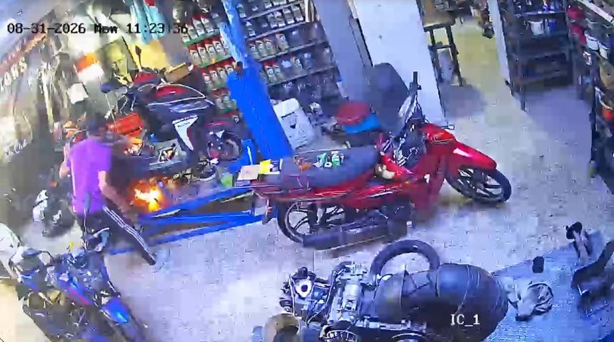 Tamir sırasında alev alan motosikletteki yangını &uuml;fleyerek s&ouml;nd&uuml;rd&uuml;; o anlar kamerada