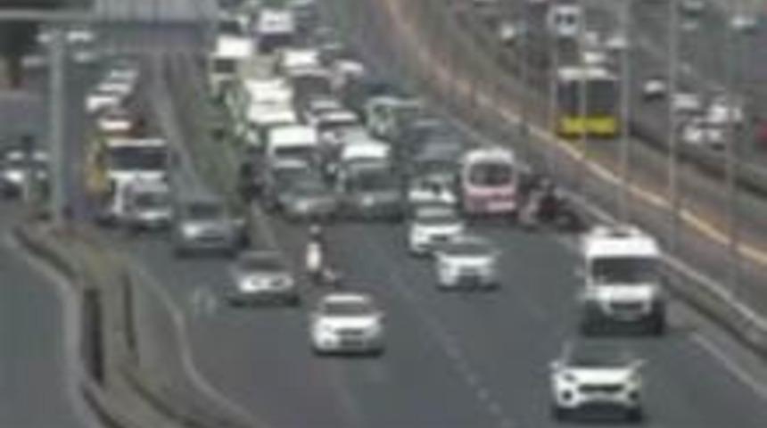 Son dakika! İstanbul E-5'te zincirleme kaza trafiği kilitledi 