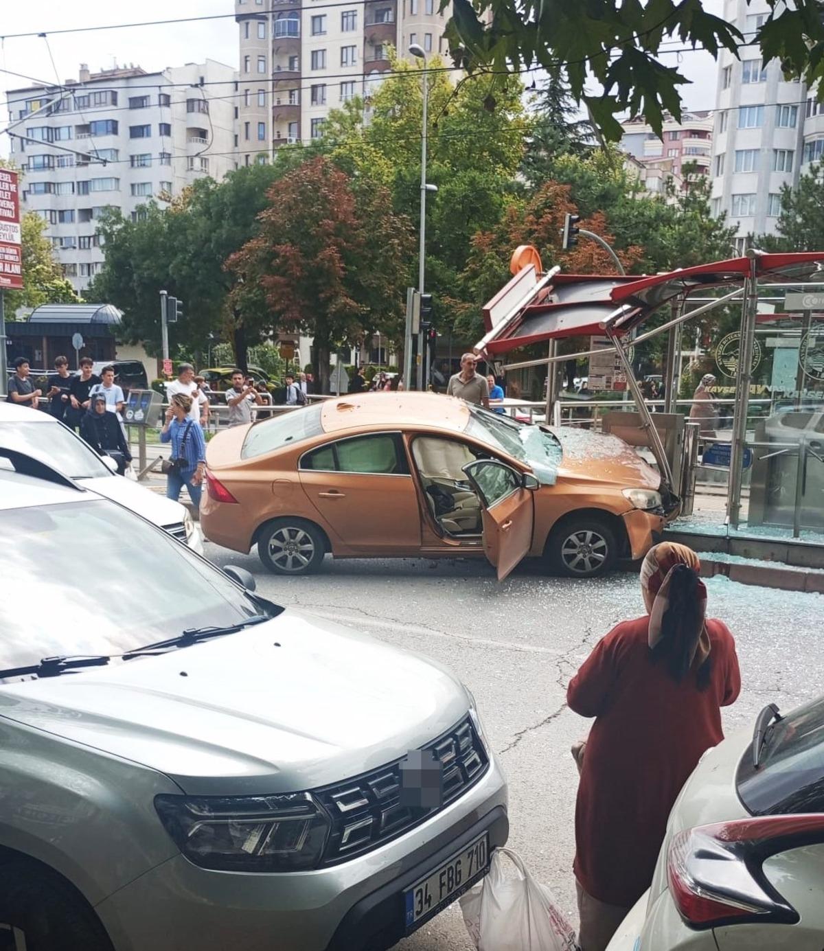 Otomobil tramvay durağına girdi, bekleyenler kıl payı kurtuldu 1