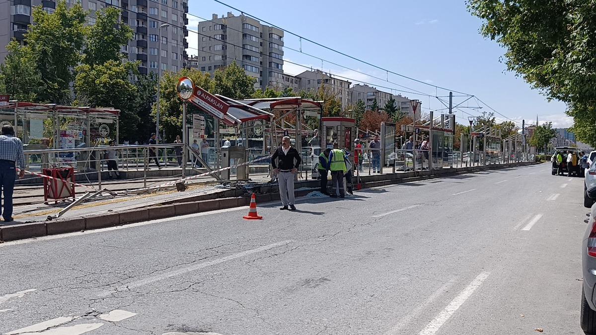 Otomobil tramvay durağına girdi, bekleyenler kıl payı kurtuldu 2