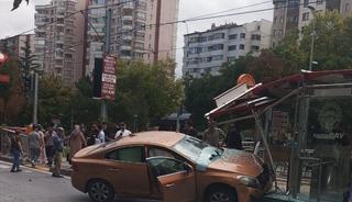 Otomobil tramvay durağına girdi, bekleyenler kıl payı kurtuldu