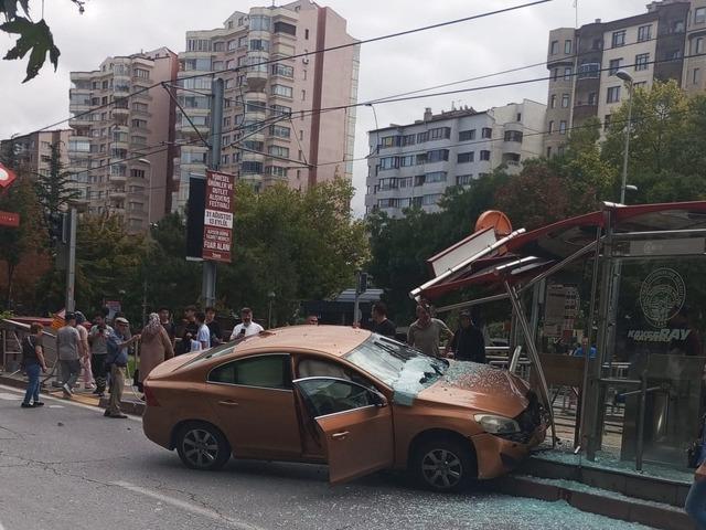 Otomobil tramvay durağına girdi, bekleyenler kıl payı kurtuldu