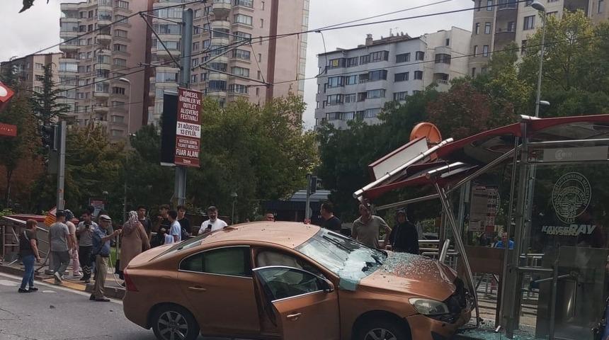 Otomobil tramvay durağına girdi, bekleyenler kıl payı kurtuldu
