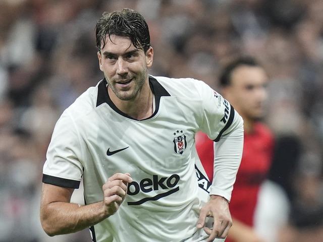 Beşiktaş &Ccedil;orum FK'yı farklı ge&ccedil;ti! Vlahovic hat-trick yaparak yıldızlaştı