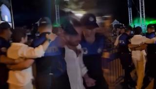 &Uuml;nl&uuml; DJ Ozan Doğulu y&uuml;r&uuml;mekte zorlandı! Zabıtalar devreye girdi! G&ouml;r&uuml;nt&uuml;ler g&uuml;ndem oldu