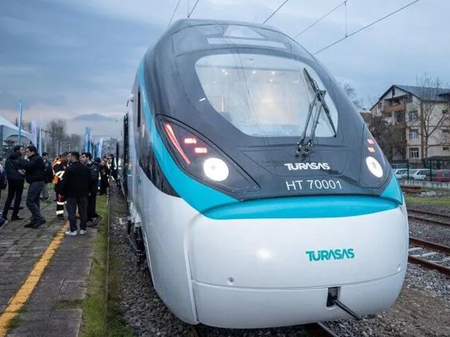 Milli elektrikli hızlı tren saatte 250 kilometre hıza ulaştı
