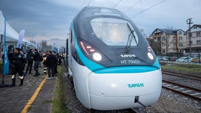 Milli elektrikli hızlı tren saatte 250 kilometre hıza ulaştı