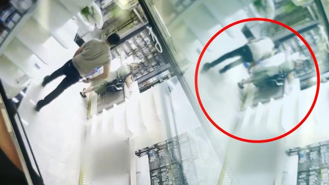 Eczanede 'etek altı fotoğraf' skandalı: Müşterisine yakalanınca “Mesleğim biter” diye yalvardı