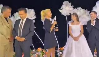 M&uuml;ge Anlı mikrofonu eline alınca eski başkan sahneden uzaklaştı! 