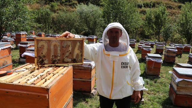 Kışın yaptığı işi duyan yazın ne yaptığına inanamıyor! Dağların arasında 440 kovana tek başına bakıyor