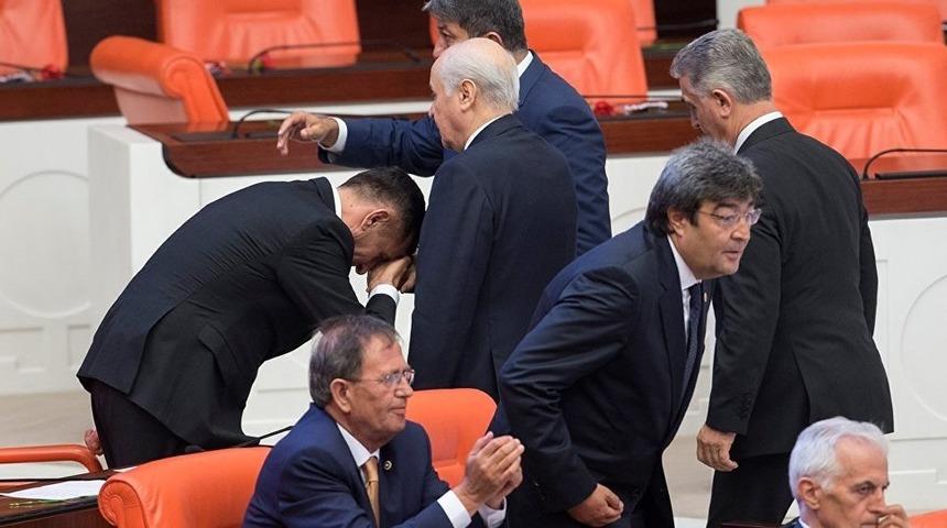 Devlet Bahçeli'nin elini öpen İYİ Partili Hayati Arkaz kendini böyle savundu