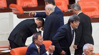 Devlet Bahçeli'nin elini öpen İYİ Partili Hayati Arkaz kendini böyle savundu