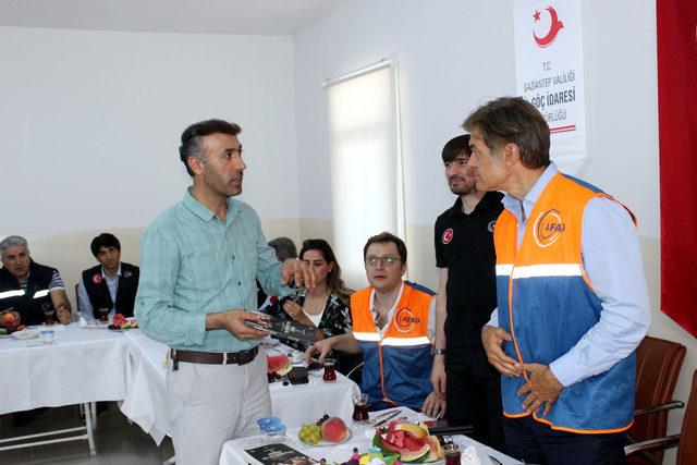 Ünlü cerrah Mehmet Öz'den Suriyeli sığınmacılara ziyaret
