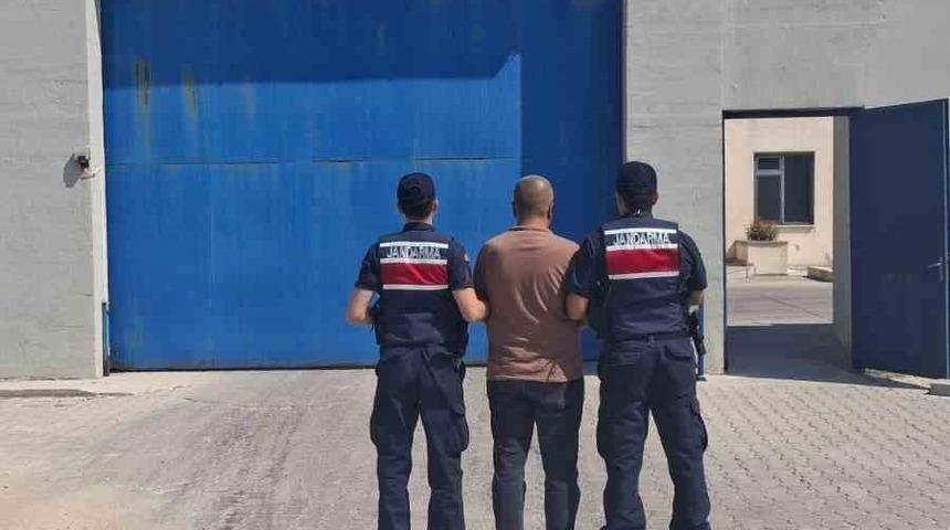 Jandarma &ccedil;eşitli su&ccedil;lardan aranan 24 kişiyi yakaladı