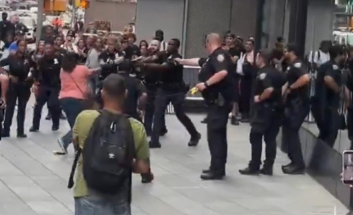 ABD nin g&ouml;beğinde 20 saniyede 2 kişiyi bı&ccedil;akladı! Times Meydanı nda dehşet sa&ccedil;an kadını polis b&ouml;yle vurdu 3