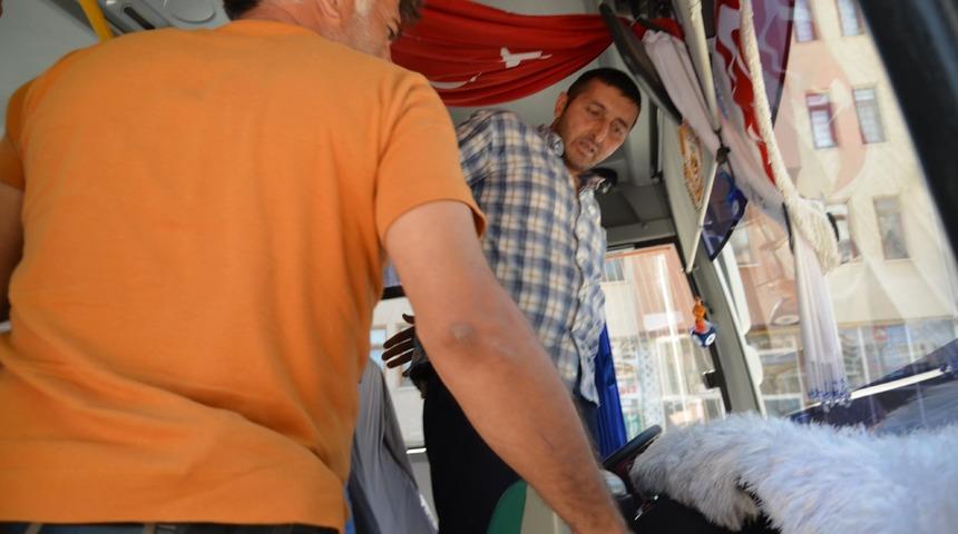 Halk otob&uuml;s&uuml; şof&ouml;r&uuml; direksiyon başında g&ouml;zaltına alındı