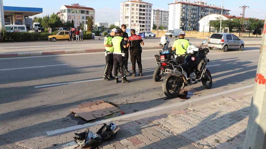 Karaman&rsquo;da otomobille Yunus timi &ccedil;arpıştı: 1 polis yaralı