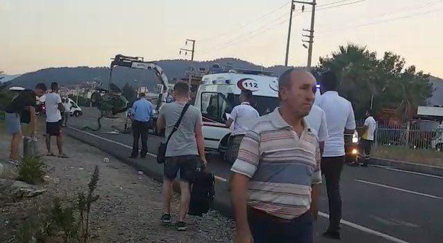 Tur minibüsü traktöre çarptı: 6'sı turist, 8 yaralı
