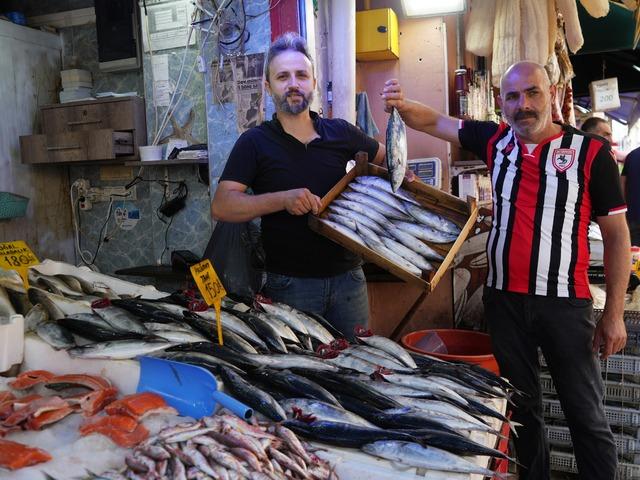 Denize a&ccedil;ıldılar, sabah b&uuml;y&uuml;k s&uuml;rprizle d&ouml;nd&uuml;ler! Tanesi 150 TL