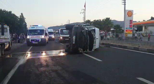 Tur minibüsü traktöre çarptı: 6'sı turist, 8 yaralı