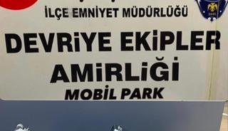 K&uuml;&ccedil;&uuml;k&ccedil;ekmece&rsquo;de ş&uuml;phe &uuml;zerine durdurulan ara&ccedil;tan silah ve &ccedil;akar sistemi &ccedil;ıktı
