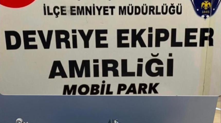 K&uuml;&ccedil;&uuml;k&ccedil;ekmece&rsquo;de ş&uuml;phe &uuml;zerine durdurulan ara&ccedil;tan silah ve &ccedil;akar sistemi &ccedil;ıktı