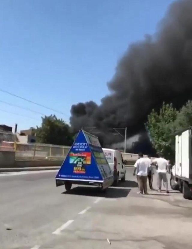 Hurdacıların yaktığı malzemeler sürücüleri etkiledi