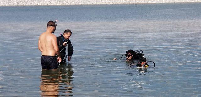 Gölete giren iki kardeşten biri boğuldu