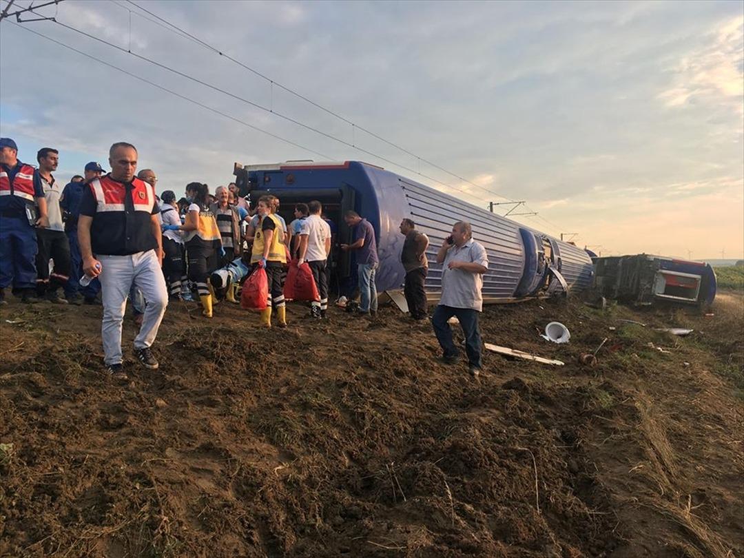 Tekirdağ'daki tren kazasından ilk g&ouml;r&uuml;nt&uuml;ler