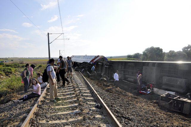 Tekirdağ'da yolcu treninin 6 vagonu devrildi: Ölü ve yaralılar var (3) Yeniden