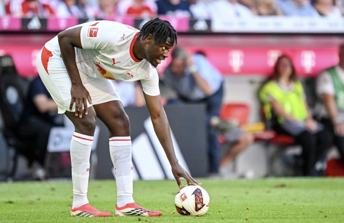 Galatasaray Leipzig den Bitshiabu yu bitirdi! İstanbul a davet etti 1