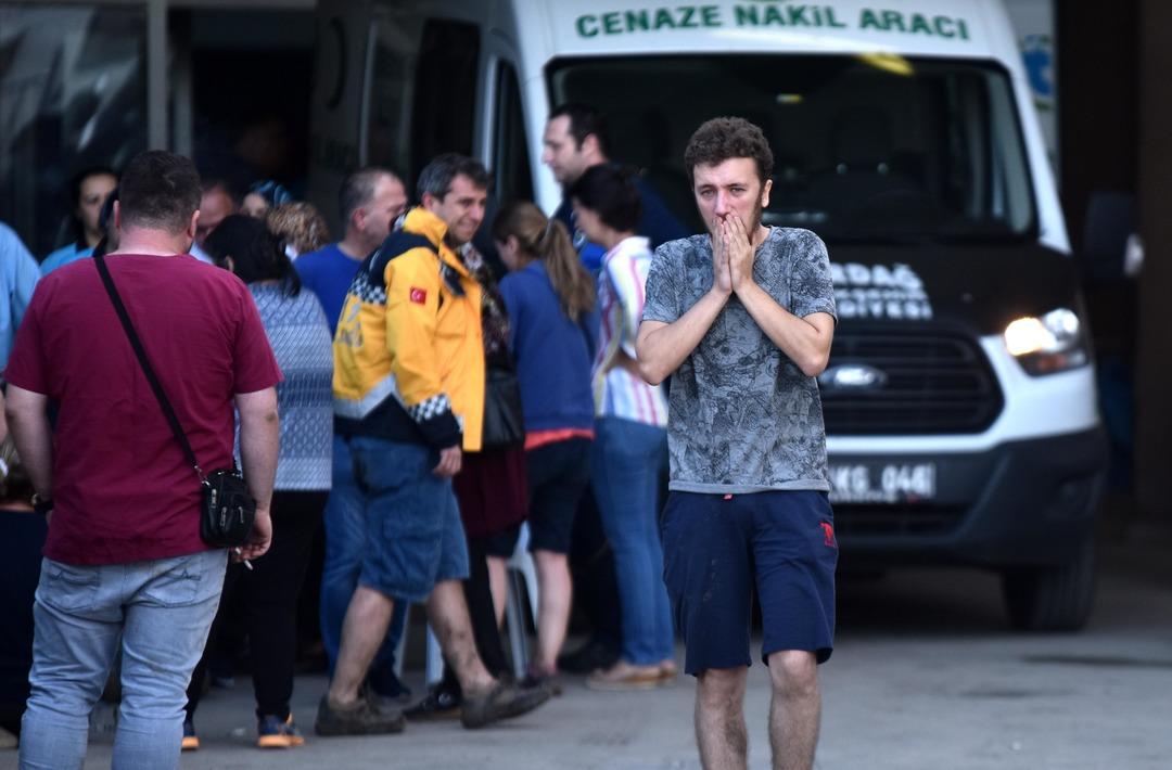 Tren kazası sonrası cenazesini teşhis edenler g&ouml;zyaşlarına boğuldu 