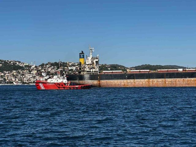 Rusya&rsquo;da saldırıya uğrayan gemi İstanbul Boğazı&rsquo;ndan ge&ccedil;ti 2