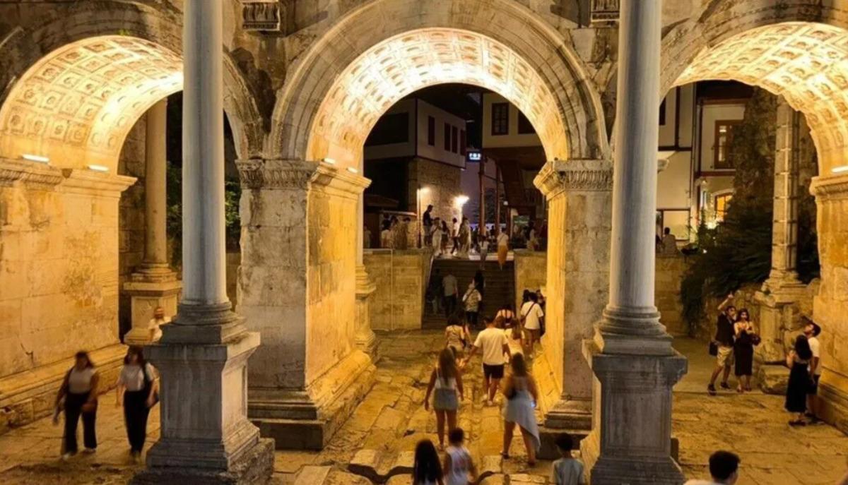 1900 yıllık mirası taşıyor: Antalya daki gizemli kapı! 1